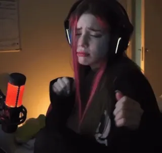 💒 ed68af35 femme, pleurer, triste, émotionnel, casque, cheveux roses, microphone telegram sticker