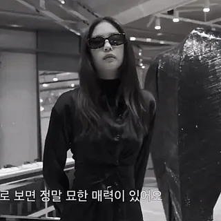 🥂 e43265d9 보면 정말 묘한 매력이 있어요 donna, occhiali da sole, bianco e nero, moda telegram sticker