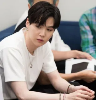 💬 3b55dbde 男性, 人物, 屋内, 座っている, ポートレート, カジュアル telegram sticker