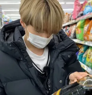 💬 91c14691 人, ショッピング, マスク, 店, ジャケット, 飲み物 telegram sticker