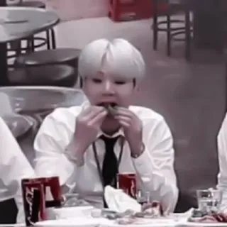 🧁 8bdc85ce กิน, คน, อาหาร, โต๊ะ, ในร่ม, อาหารกลางวัน, อาหารเย็น telegram sticker