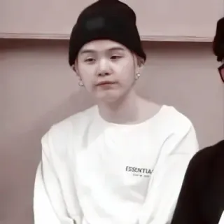 🧁 d7acba7a ESSENTIALS คน, ภาพเหมือน, หมวกบีนนี่, เสื้อสีขาว, kpop telegram sticker