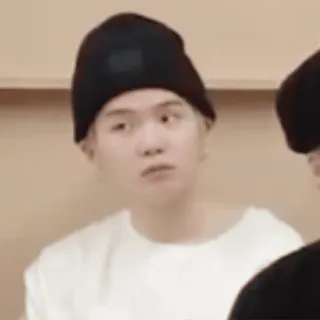 🦥 e8d3446b คน, ผู้ชาย, หมวกบีนนี่, เสื้อสเวตเตอร์, มอง telegram sticker