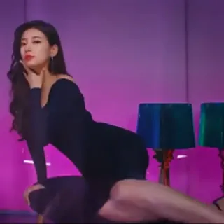 ☃️ 54d05de9 wanita, gaun, ungu, pose, duduk, kecantikan, orang telegram sticker