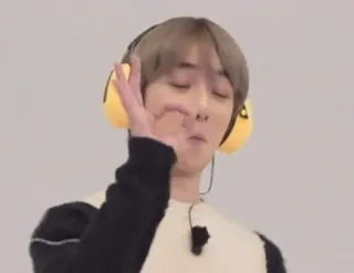 👌 217a5351 man, persoon, koptelefoon, luisteren, zanger, idool, beroemdheid telegram sticker