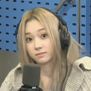 😳 6c93df08 vrouw, koptelefoon, microfoon, portret, neutrale uitdrukking telegram sticker