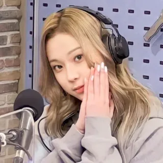 🙏 c99f2f98 vrouw, portret, koptelefoon, persoon, k-pop, aziatisch telegram sticker