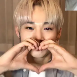 ❤️‍🩹 f43245cd persoon, hart handen, schattig, aziatisch, portret telegram sticker