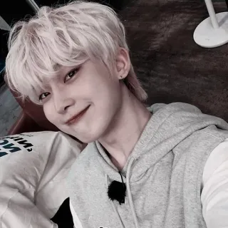 🌸 752dc8b1 Selfie, Retrato, Hombre, Sudadera con capucha, Sonrisa, Persona whatsapp sticker