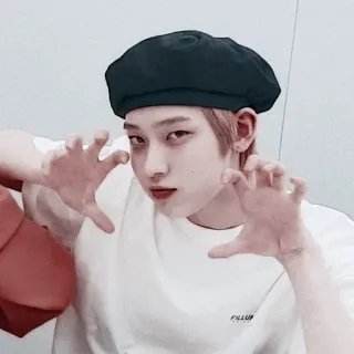 🌸 853d24f5 FILLUR Persona, Boina, Coreano, Ídolo, Hombre, Gafas de sol whatsapp sticker