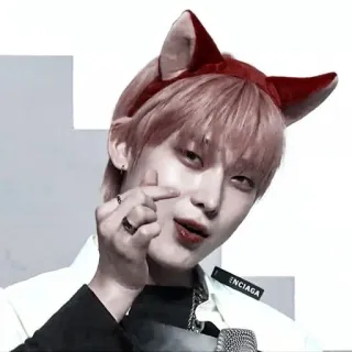 🌸 9628f50f ENCIAGA hombre, masculino, persona, diadema, orejas, coreano, corazón con los dedos whatsapp sticker