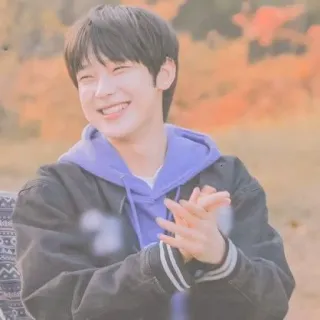 🥟 91cbe396 persona, sonrisa, juventud, retrato, exterior telegram sticker