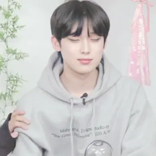 🥟 ac1aa39c Mahmood, Disgn, studio "The Great Milestone" 020 A/W hombre, sudadera con capucha, interior, persona, joven, asiático telegram sticker