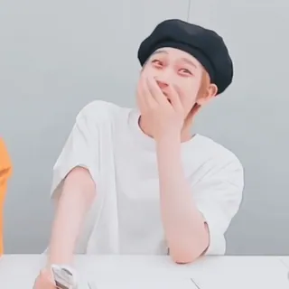 😳 078d8be3 ポートレート, 人物, 屋内, ティーン, ベレー帽, 表情 telegram sticker