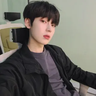 🍆 6433567f 인물 사진, 남자, 젊은 성인, 남성, 앉아있는, 실내, 캐주얼, 셀카 telegram sticker