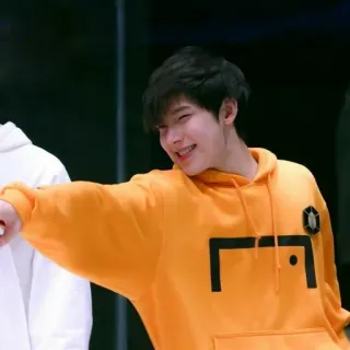 🍖 b8bd6ab5 사람, 후드티, 미소, 인물 사진, 캐주얼 복장 telegram sticker