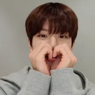 ☀️ 333cba16 personne, coeur, mains, homme, coréen, sourire whatsapp sticker