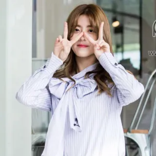 ✌️ 09932b54 女人, 和平标志, 韩语, 可爱, 女孩, 自拍 telegram sticker