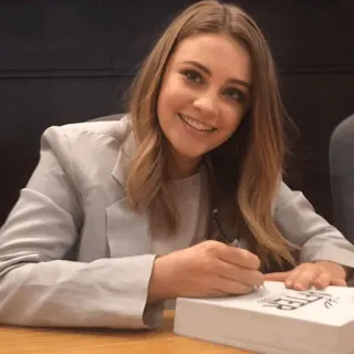 🌼 f0ca260b mujer, retrato, sonrisa, firmando, autógrafo telegram sticker