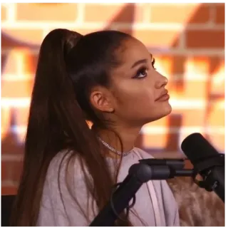 💧 178bbb2b Ariana Grande Ariana Grande, cantante, celebridad, podcast, micrófono telegram sticker