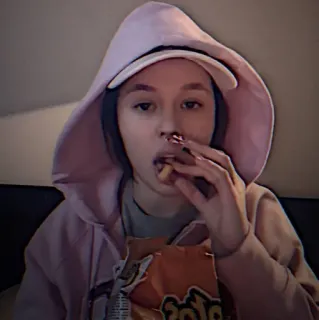 💍 1b135a5c человек, женщина, толстовка, перекус, еда, чипсы telegram sticker