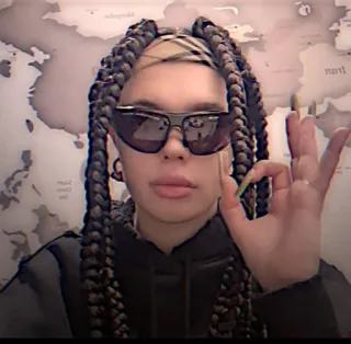 💍 f42b5dfb женщина, солнцезащитные очки, косы, знак OK, оскорбительный жест telegram sticker