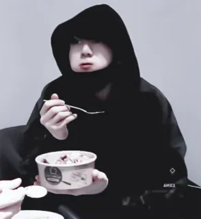 🤍 286b5e22 persona, comiendo, sudadera con capucha, comida, helado, interior telegram sticker