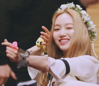 💛 a221621a vrouw, glimlach, bloemenkrans, schattig, mooi telegram sticker