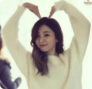 💟 d4fd43d3 vrouw, hart, gebaar, trui, portret, glimlach telegram sticker