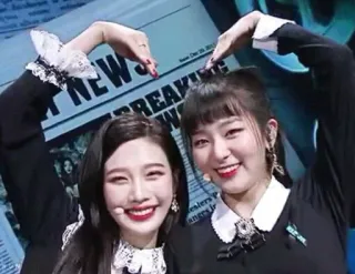 🧡 dd4f4a47 NEWS vrouwen, K-Pop, glimlach, hart, pose telegram sticker