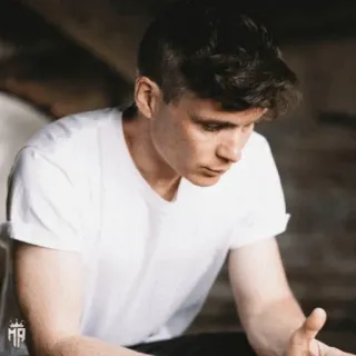 🚬 d37249a3 мужчина, портрет, белая футболка, человек, мужской telegram sticker