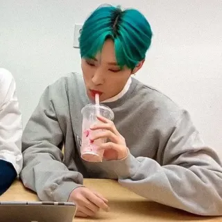 🌟 8b19f060 人, 饮用, 绿头发, 毛衣, 亚洲人 telegram sticker