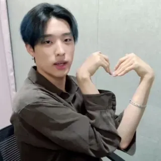 🌟 90c102ed 男人, 韩语, 心形, 肖像, 休闲, 坐着 telegram sticker