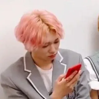 🌟 9e42c4ea 人物, 肖像, 手机, 韩流, 粉色头发 telegram sticker