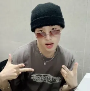 🌟 aea79a48 男人, 毛线帽, 太阳镜, 肖像, 休闲, 室内, 青年 telegram sticker