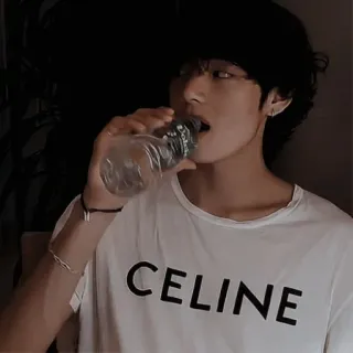 🐻 7f986967 CELINE 男人, 喝, 水, T恤, Celine, 名人 telegram sticker