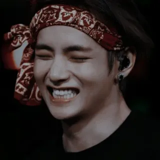 🐻 deccc4d8 V kpop, 歌手, 微笑, 头巾, 耳环, 特写, 人物 telegram sticker