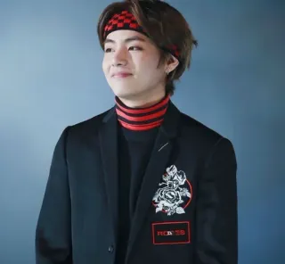 ⚔ e8bbad70 V วี, BTS, เคป็อป, นักร้อง, คนดัง, แฟชั่น, ผู้ชาย telegram sticker