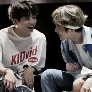 🖤 6c7e5893 KIDvid kasual, pria, persahabatan, di dalam ruangan, bahagia, gaya hidup, dua orang, potret telegram sticker