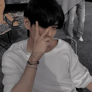 🫐 bf6e9b01 person, man, portrait, casual, gesture, kpop telegram sticker