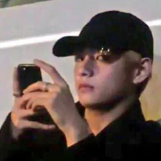 🤫 68dc8871 orang, pria, mengambil foto, selfie, topi, asia, korea whatsapp sticker