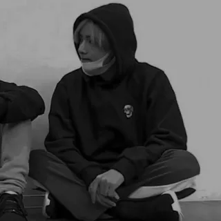 ▪️ 3e119200 osoba, bluza z kapturem, siedzący, wewnątrz, casual telegram sticker