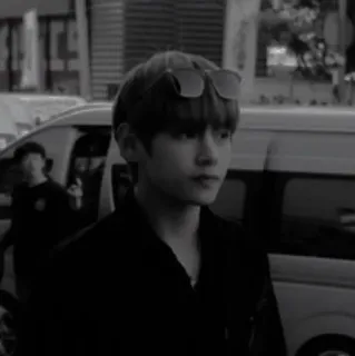 ▪️ 420cd23d portret, mężczyzna, okulary przeciwsłoneczne, moda, ulica telegram sticker