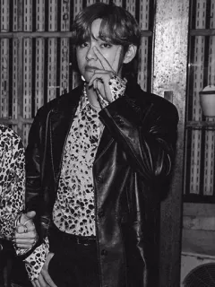 ▪️ d612c6ca V V, Kim Taehyung, BTS, K-Pop, Piosenkarz, Czarno-białe, Idol, Moda telegram sticker