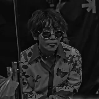 ▪️ fb432921 V kpop, v, idol, muzyka, piosenkarz, okulary przeciwsłoneczne telegram sticker