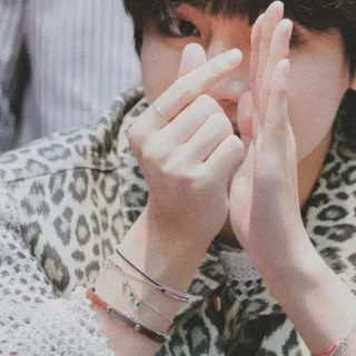 👽 32f2f5f9 osoba, serce z ręki, gest, kpop, azjatycki, celebryta telegram sticker