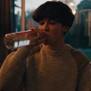 🔪 0b48da3f мальчик, пьет, бутылка, в помещении, свитер telegram sticker