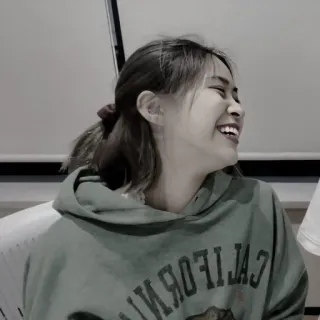 😎 06a4e5a0 CALIFORNIA 加州, 连帽衫, 文本, 服装, 人, 微笑, 时尚 telegram sticker