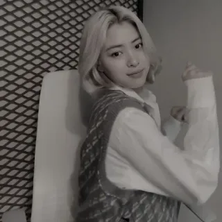 😎 0a2e5929 女人, 肖像, 人物, 金发, 毛衣背心, 白衬衫 telegram sticker