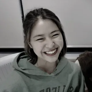 😎 0c615431 肖像, 女人, 人物, 微笑, 亚洲人, 帽衫 telegram sticker